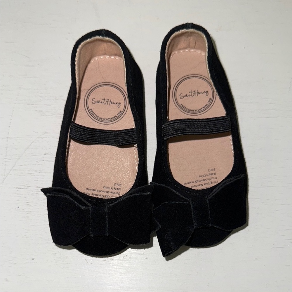 Black ballet flat dress shoes with bow